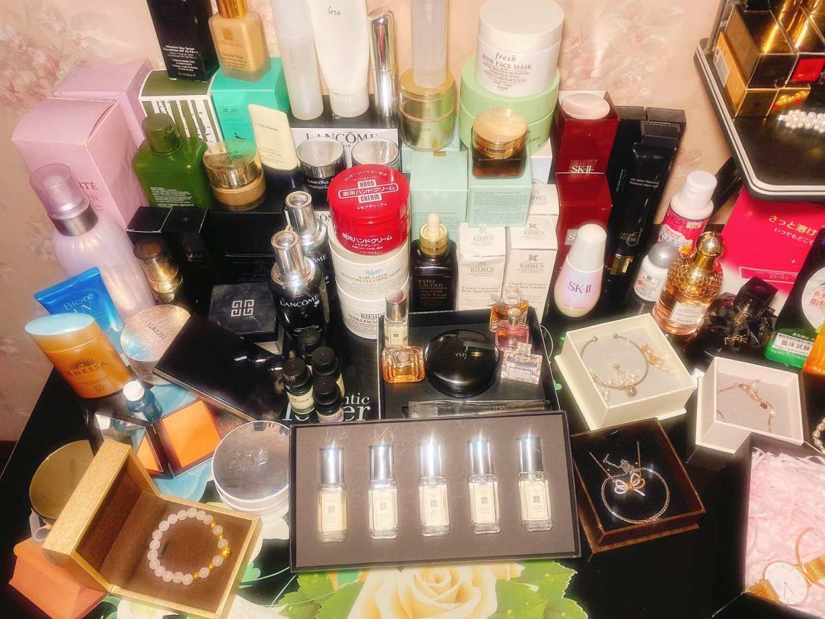 浓妆淡抹总相宜-梳妆台🌸 我的化妆品平时抽屉、床头柜、浴室