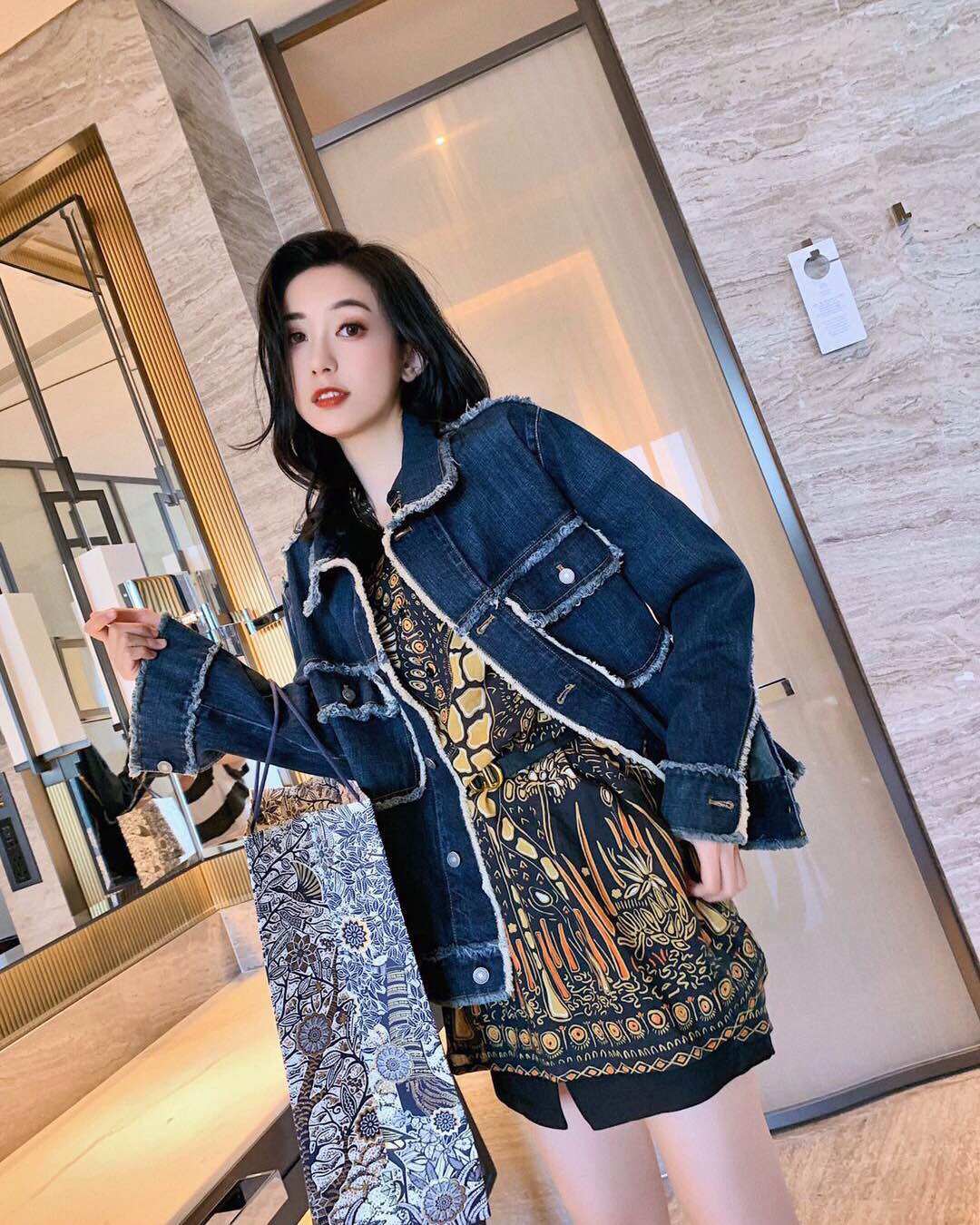 Dior 新款胸口口袋小蜜蜂刺绣牛仔外套  可可可！ 钱包又