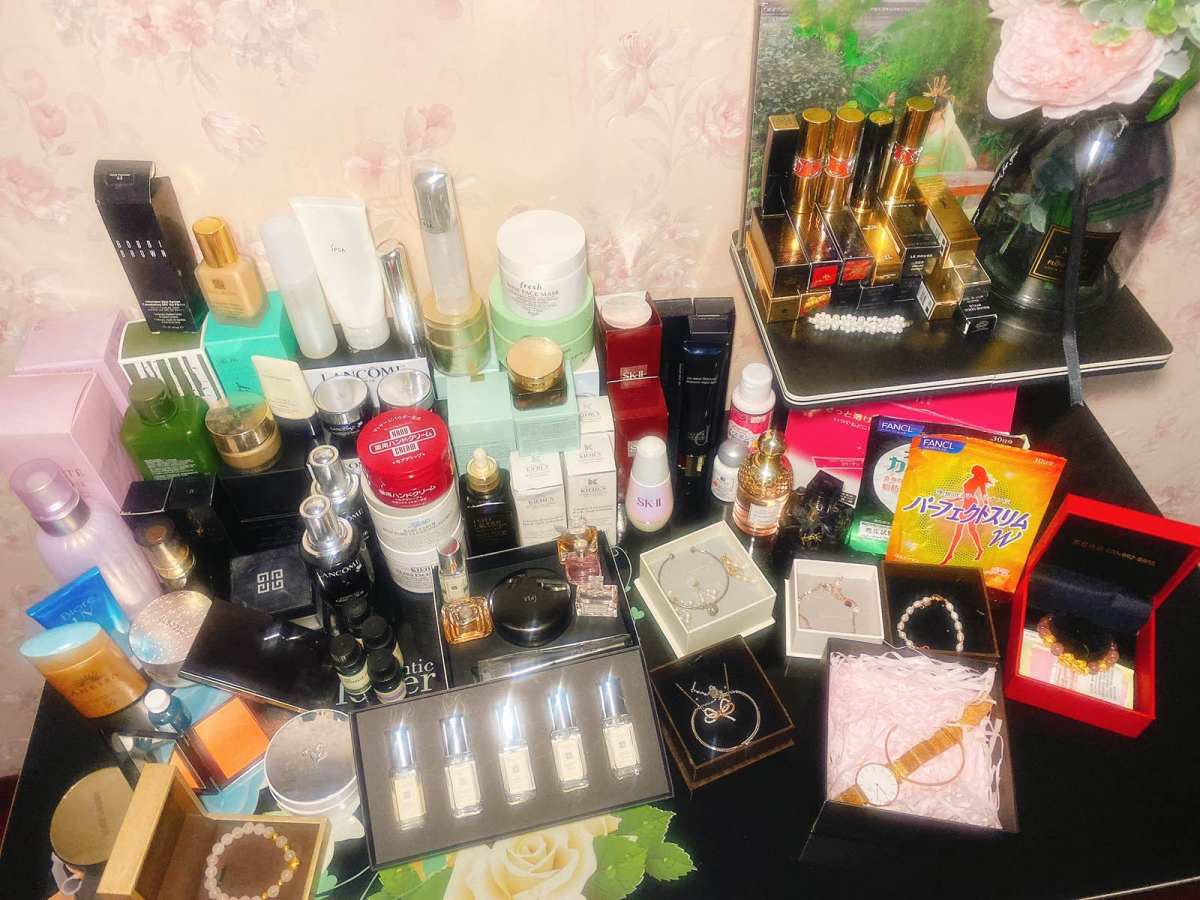 浓妆淡抹总相宜-梳妆台🌸 我的化妆品平时抽屉、床头柜、浴室