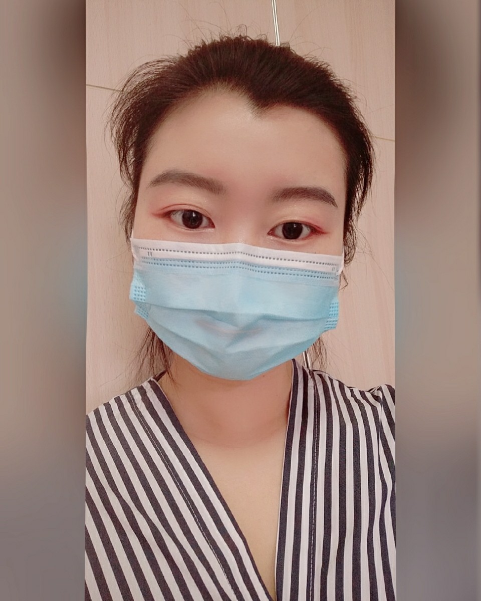 我今天终于化妆啦---我的半面妆😃 💡从一月底到现在，一