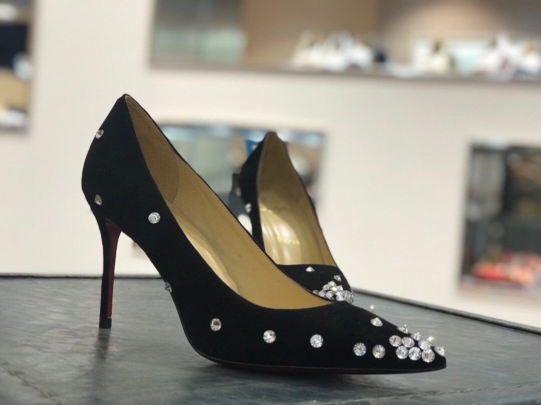 cl红底高跟鞋 这款现代风格的Pigalle Follies