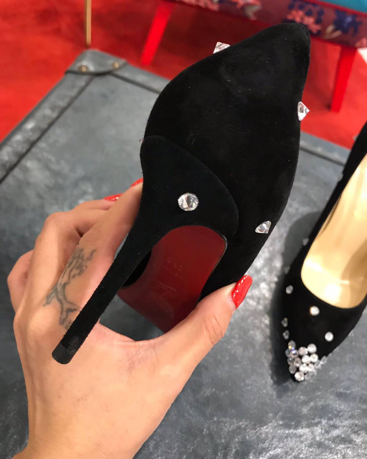 cl红底高跟鞋 这款现代风格的Pigalle Follies