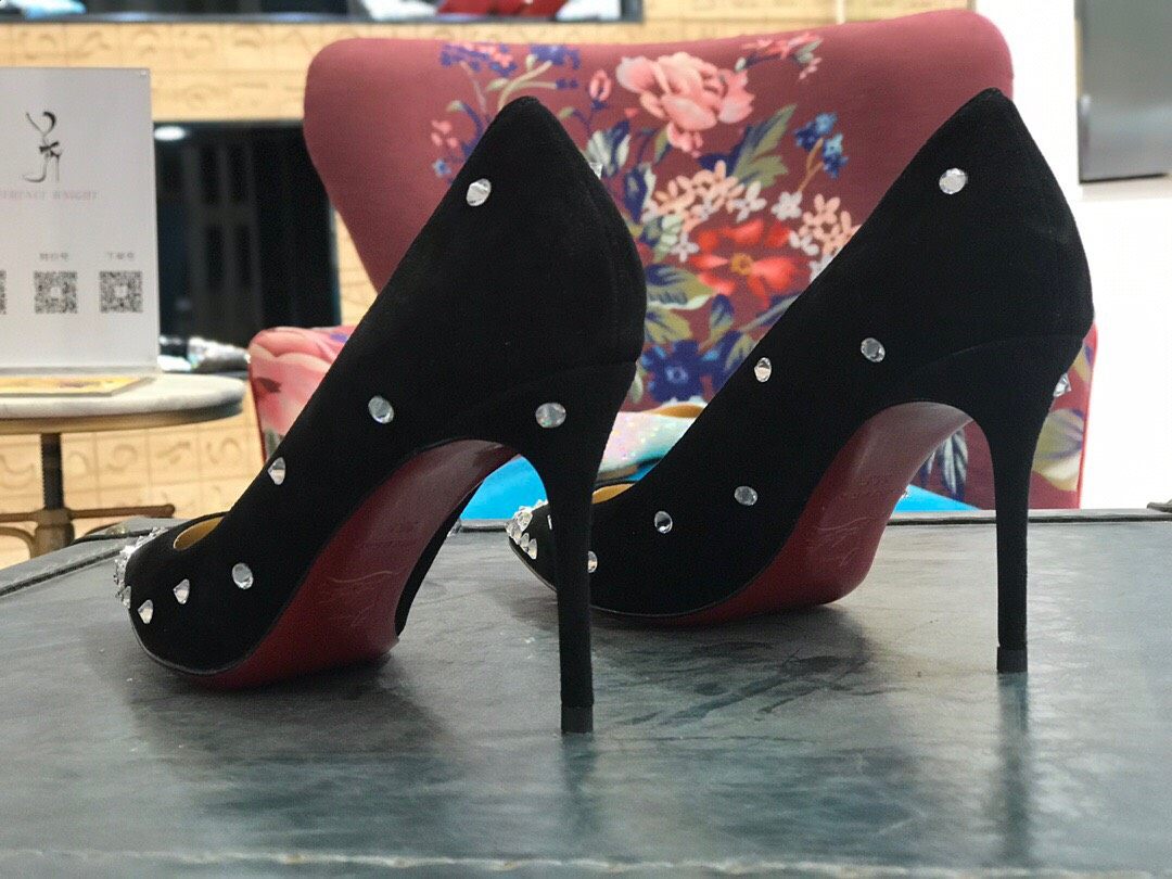 cl红底高跟鞋 这款现代风格的Pigalle Follies
