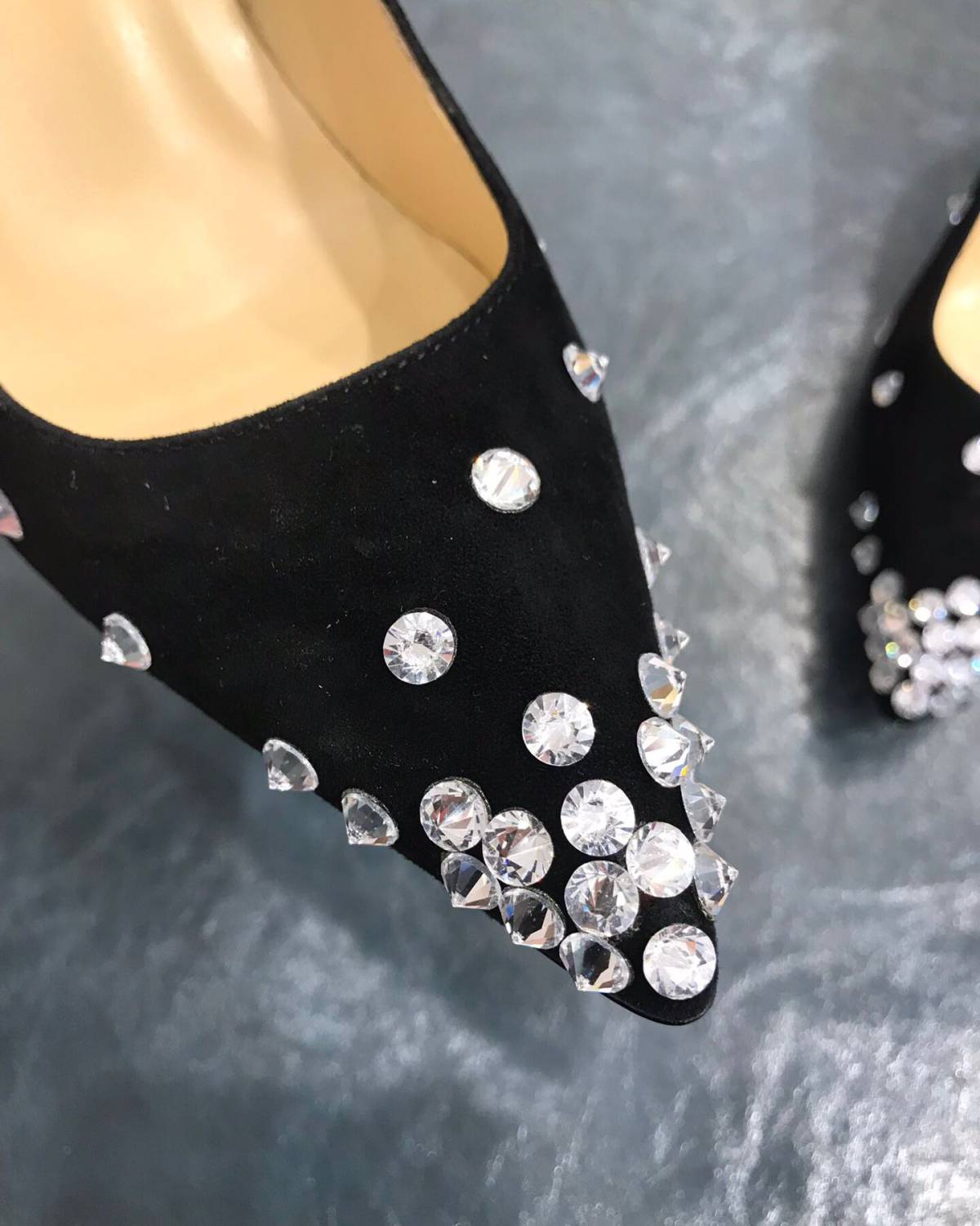 cl红底高跟鞋 这款现代风格的Pigalle Follies