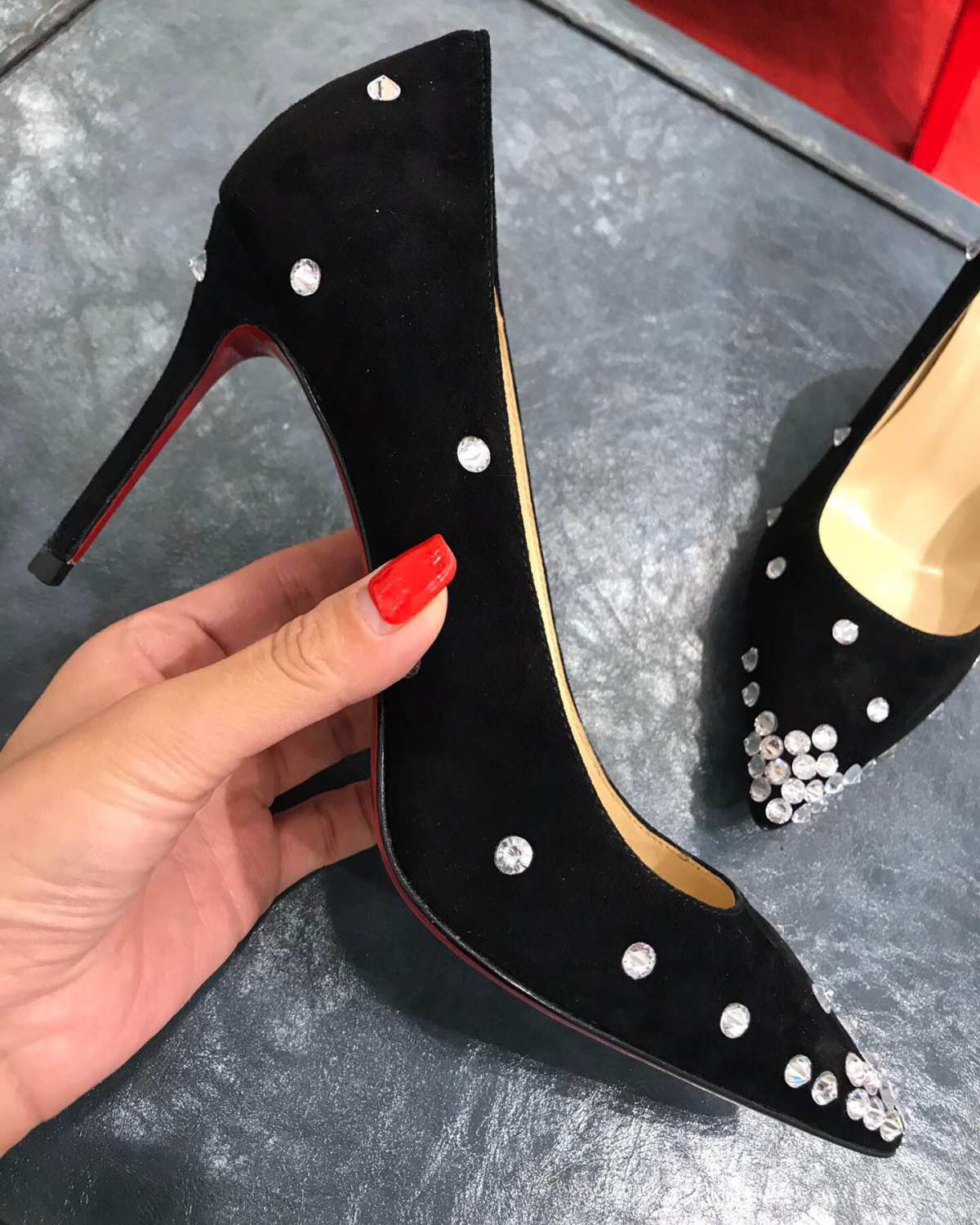 cl红底高跟鞋 这款现代风格的Pigalle Follies