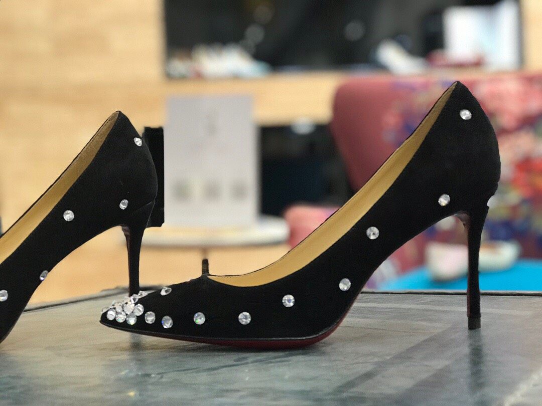 cl红底高跟鞋 这款现代风格的Pigalle Follies