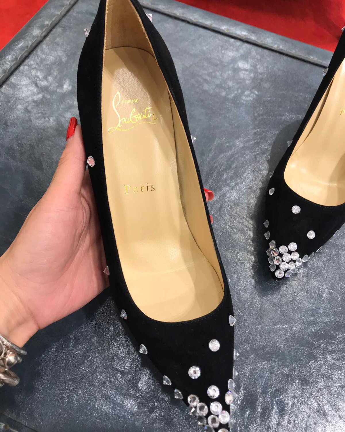 cl红底高跟鞋 这款现代风格的Pigalle Follies