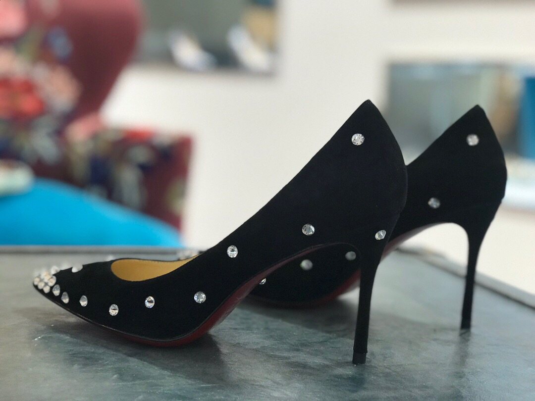 cl红底高跟鞋 这款现代风格的Pigalle Follies