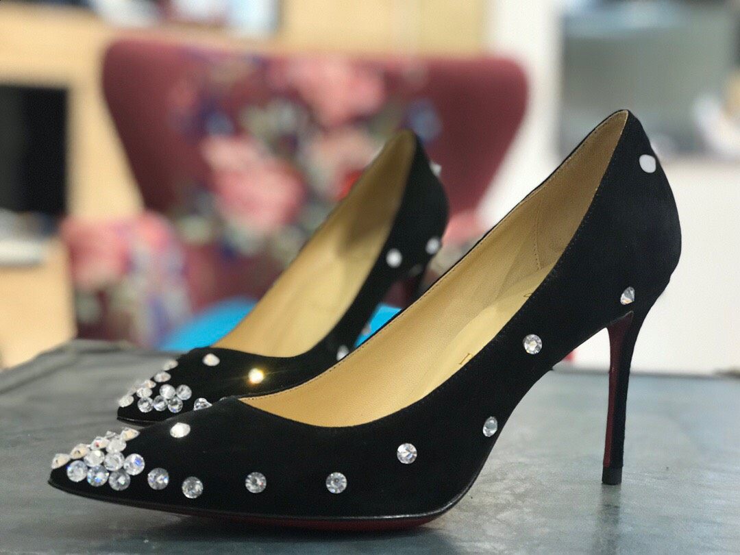 cl红底高跟鞋 这款现代风格的Pigalle Follies