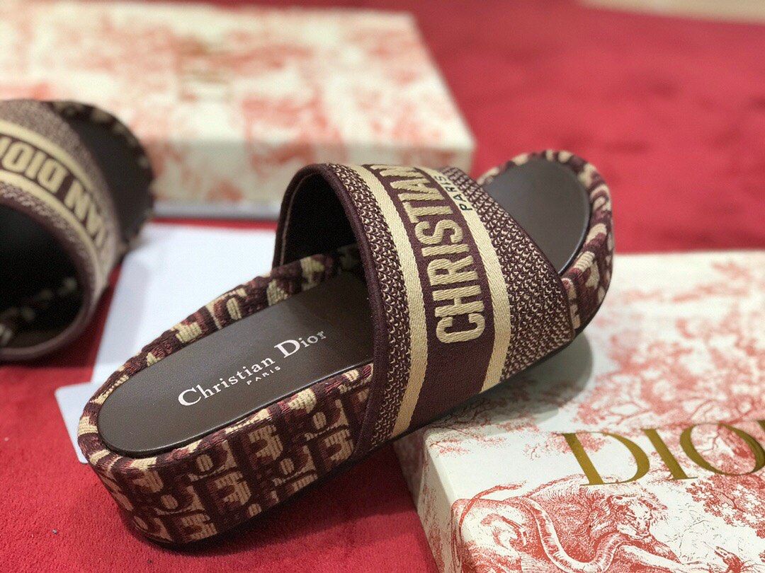 Dior新款字母刺绣厚底拖鞋  今年D家主打款，很迷的D家老