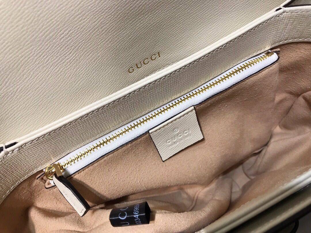 经典款 Gucci老花帆布搭配光泽牛皮，特别复古 内部硬挺，