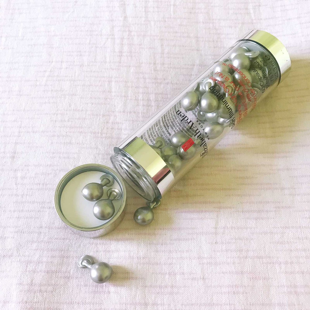 大家可曾记得我的这瓶雅顿银胶？自从上次拍完照就收起来了……拍