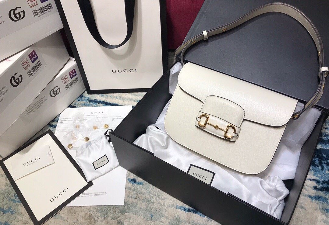 经典款 Gucci老花帆布搭配光泽牛皮，特别复古 内部硬挺，