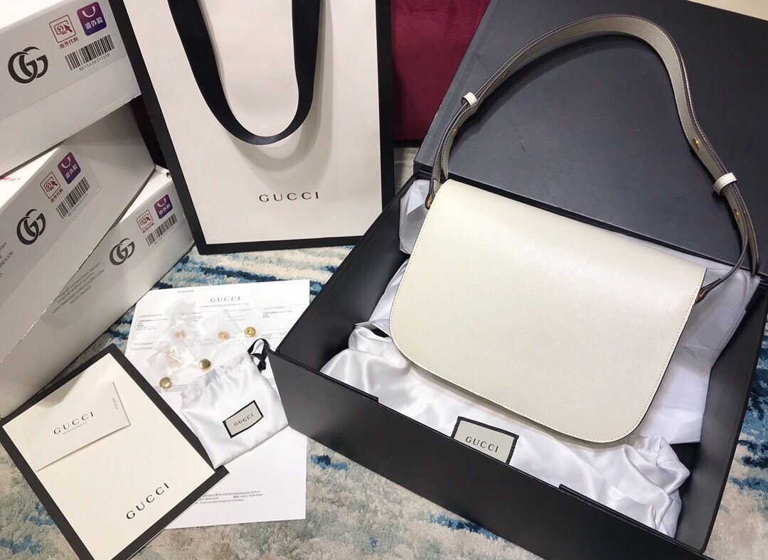 经典款 Gucci老花帆布搭配光泽牛皮，特别复古 内部硬挺，