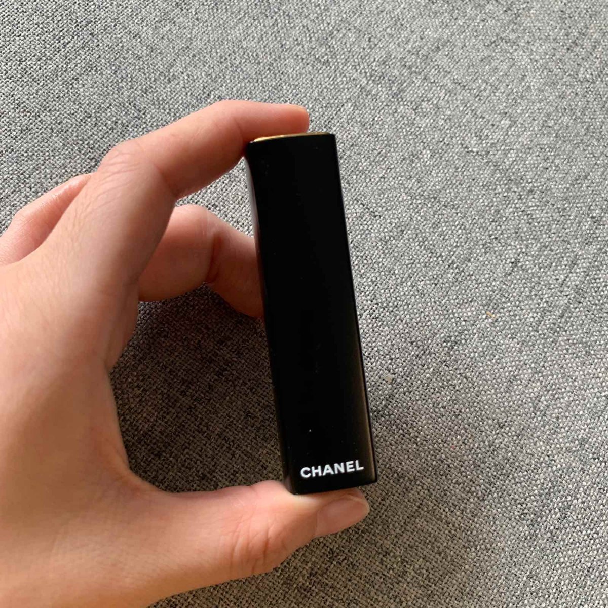 香奈儿56号口红 🍇这个香奈儿口红是我日常比较喜爱的一只，