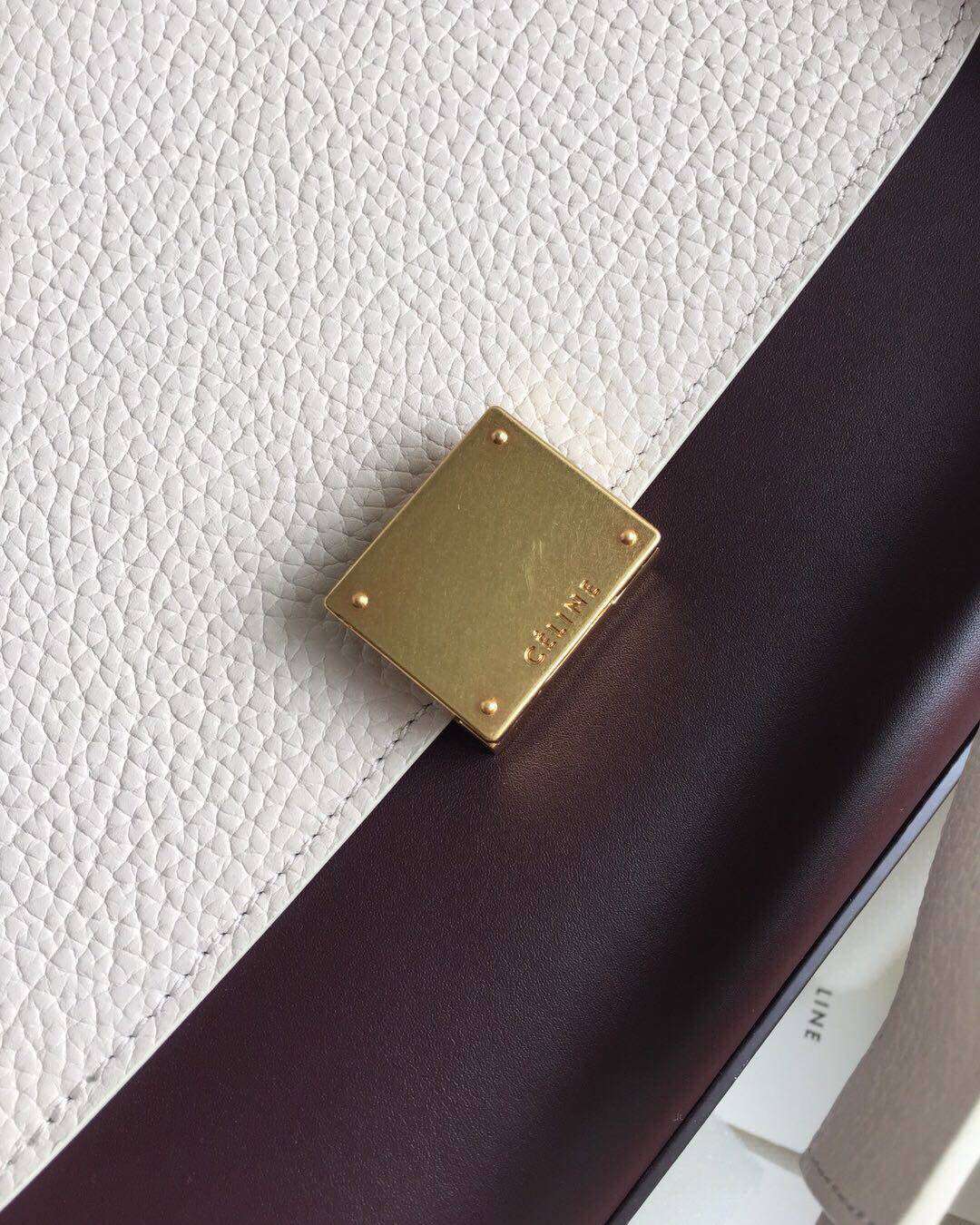 秋千包拼色金扣，可拆卸肩带，可肩背。翻盖下为拉链闭合。后幅配