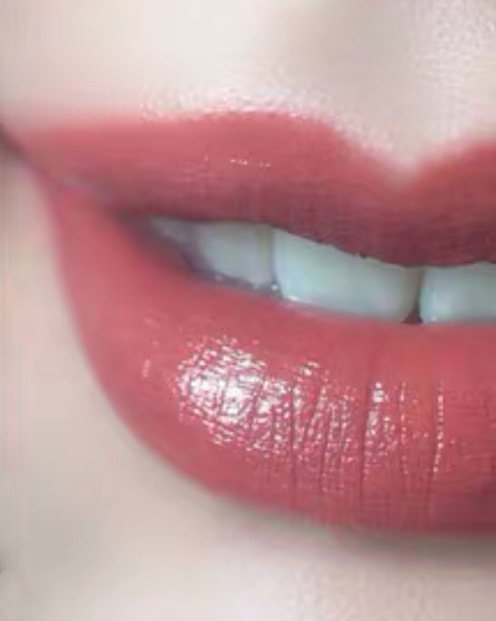 MAC brick-o-la 这是一支非常温柔的豆沙色，很润