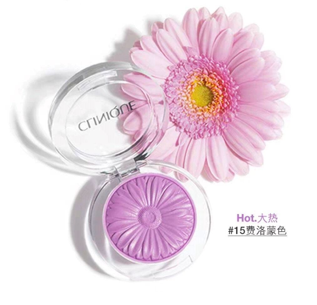 说到腮红，就不得不提到性价比很高的倩碧家小雏菊腮红了吧。它家