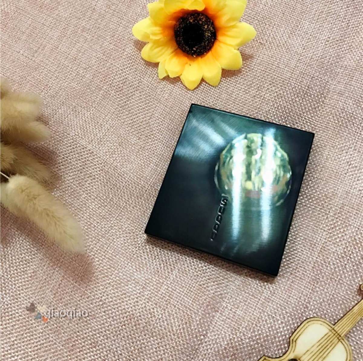 这盘粉嫩嫩的眼影，你值得拥有😊 Suqqu是个日本的牌子，