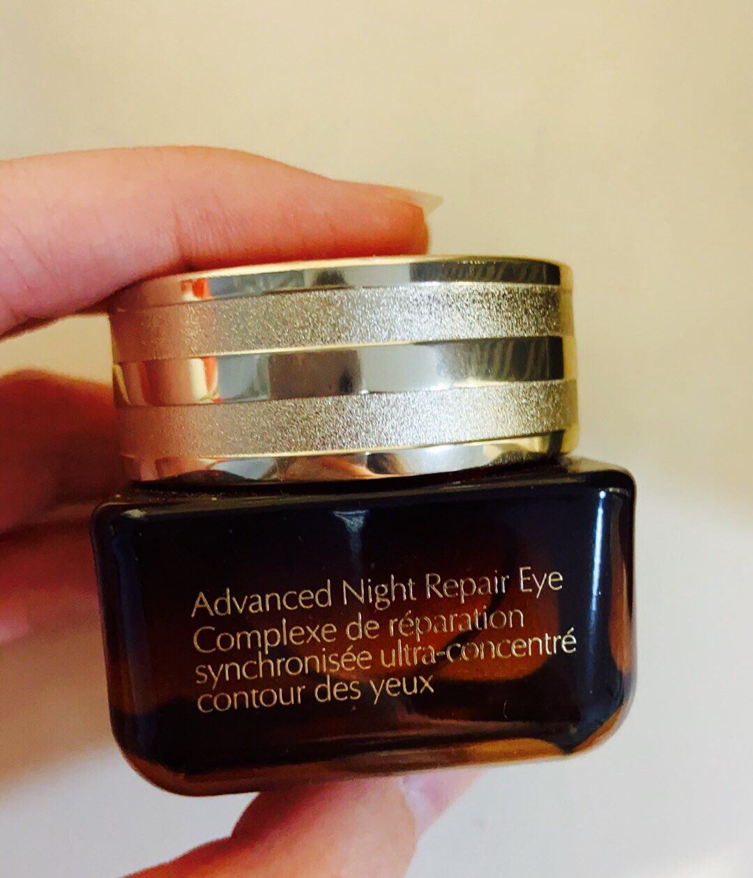 雅诗兰黛抗蓝光眼霜  这款眼霜和老版的小棕瓶眼霜味道上没有什