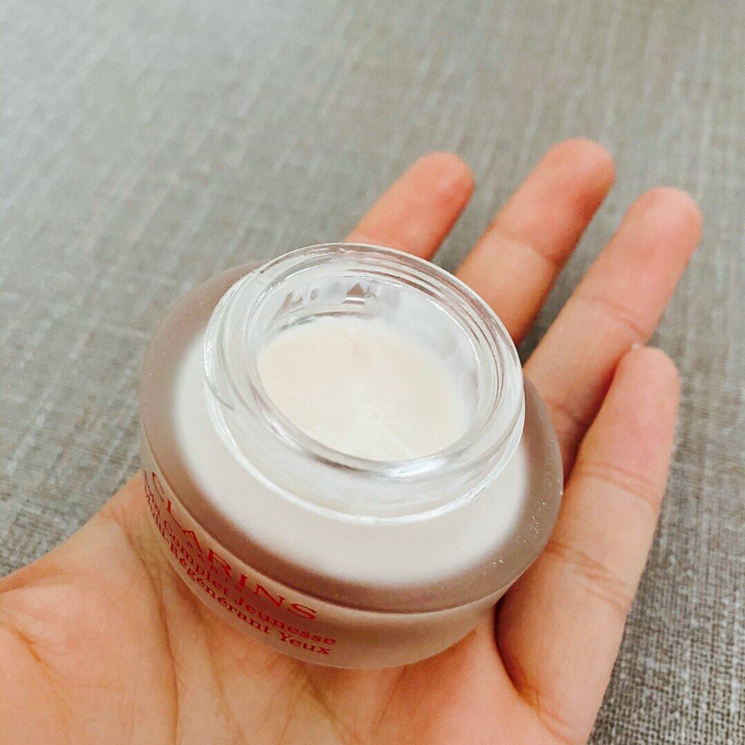 娇韵诗全明星眼霜  娇韵诗这款眼霜，具有改善细纹，提拉眼角改