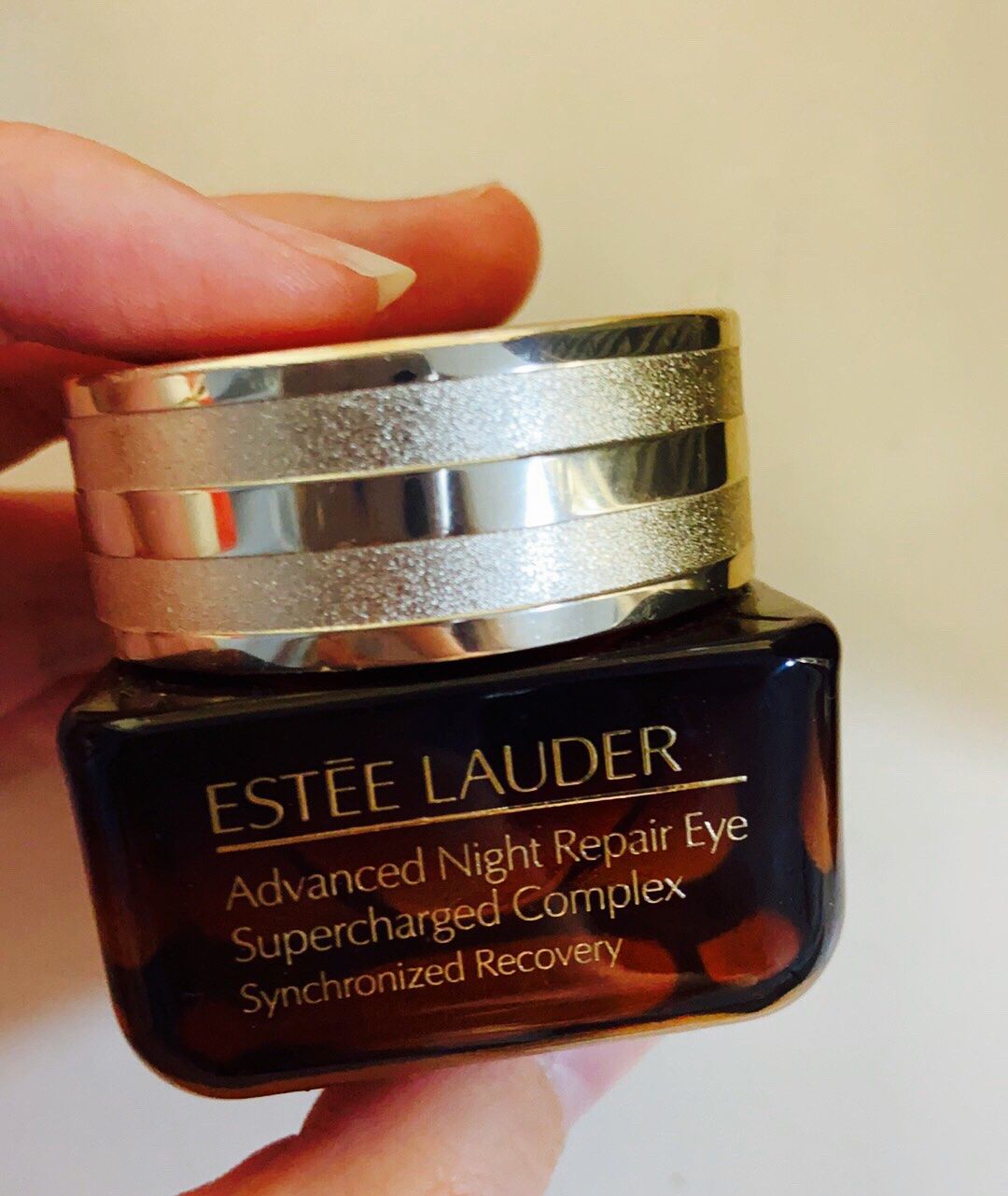 雅诗兰黛抗蓝光眼霜  这款眼霜和老版的小棕瓶眼霜味道上没有什