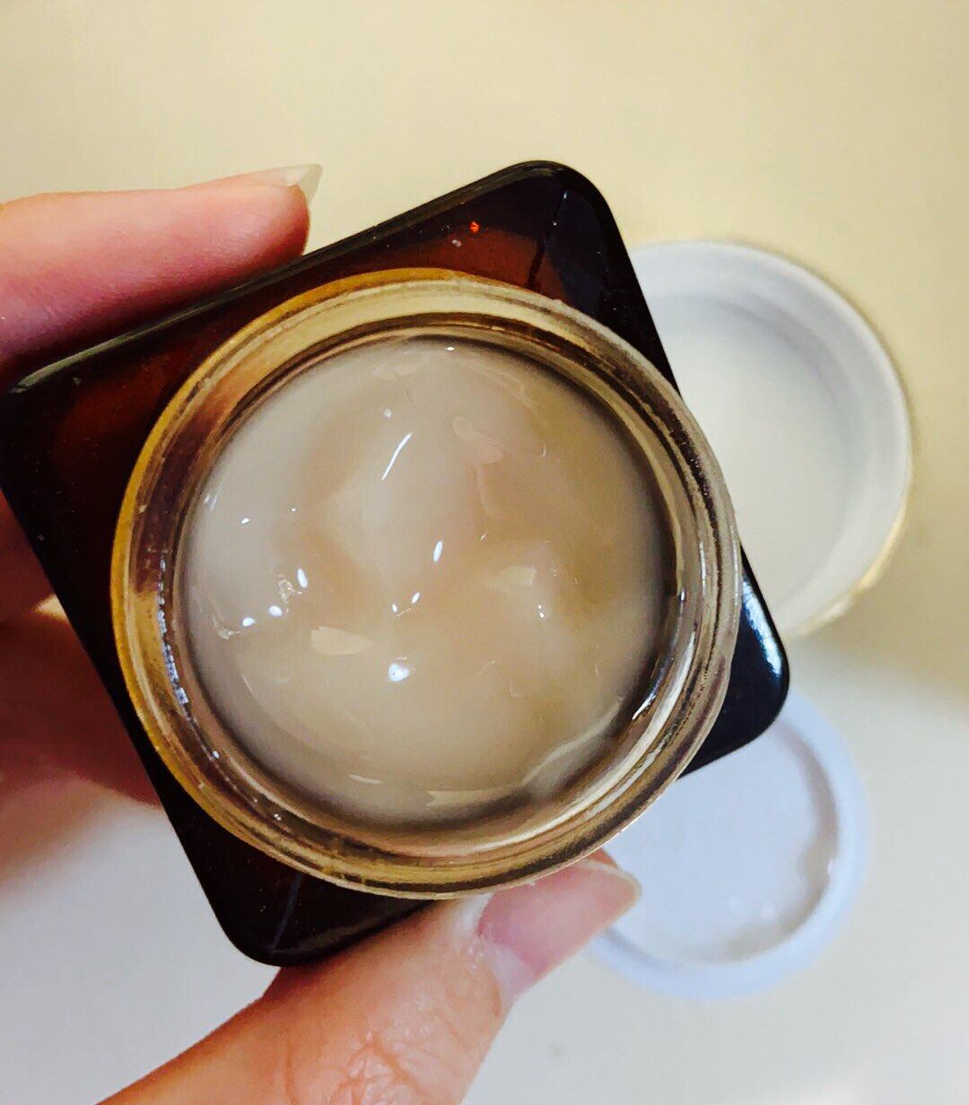 雅诗兰黛抗蓝光眼霜  这款眼霜和老版的小棕瓶眼霜味道上没有什