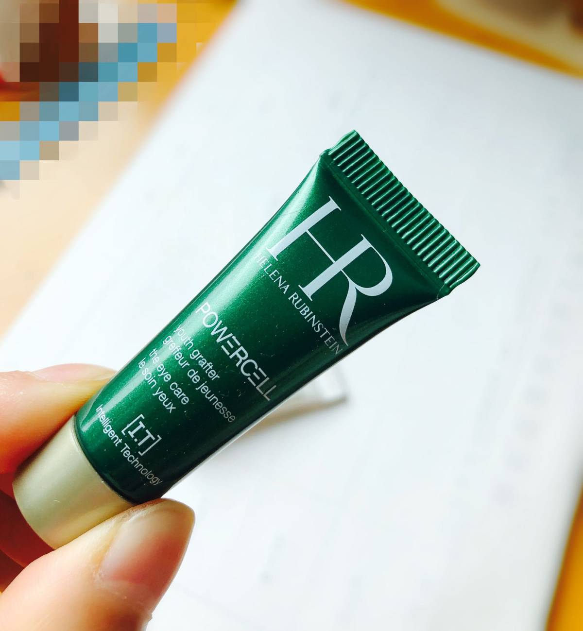 赫莲娜绿宝瓶眼部修护精华乳  质地是轻薄乳液状，很水润好吸收