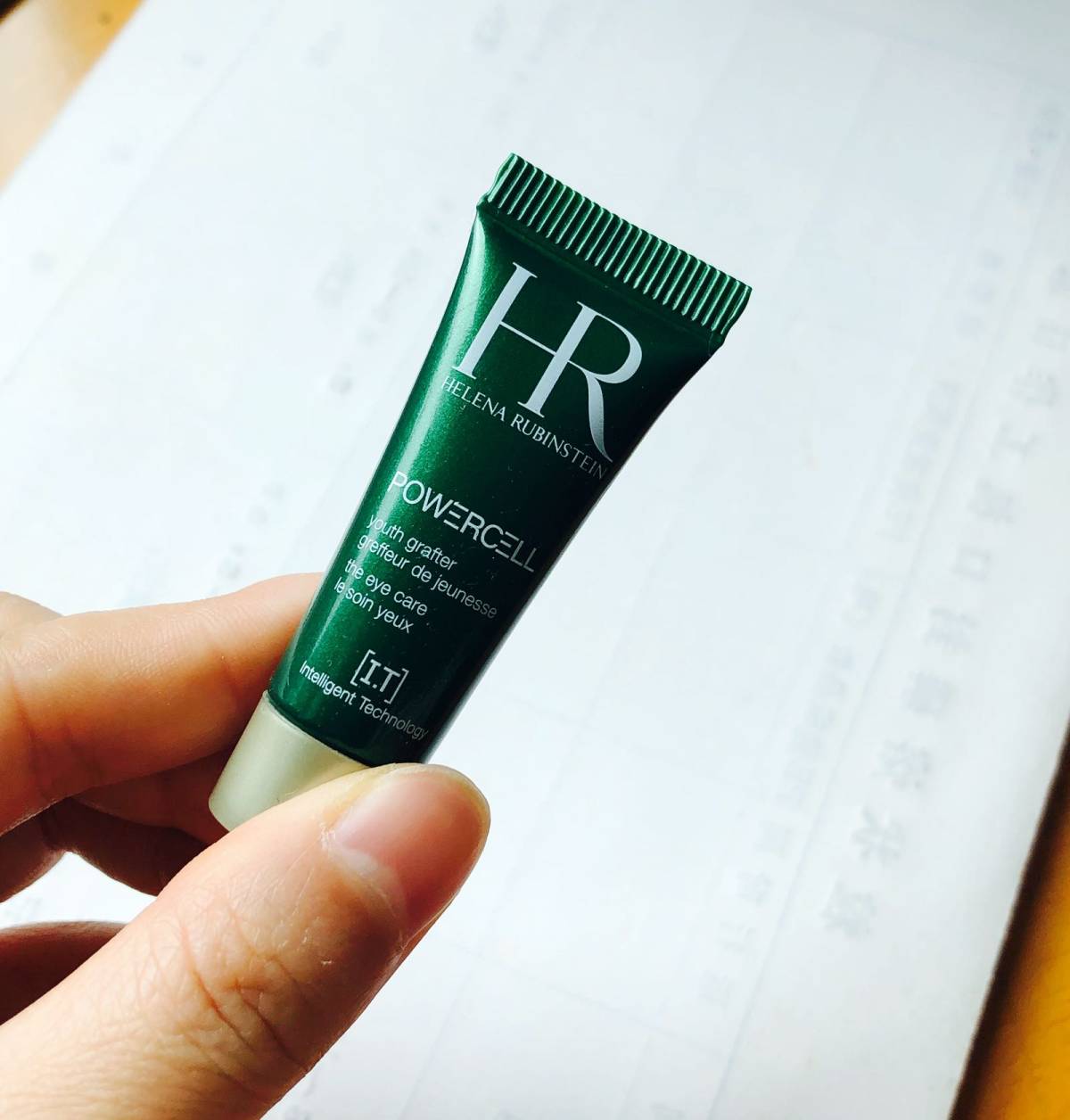 赫莲娜绿宝瓶眼部修护精华乳  质地是轻薄乳液状，很水润好吸收