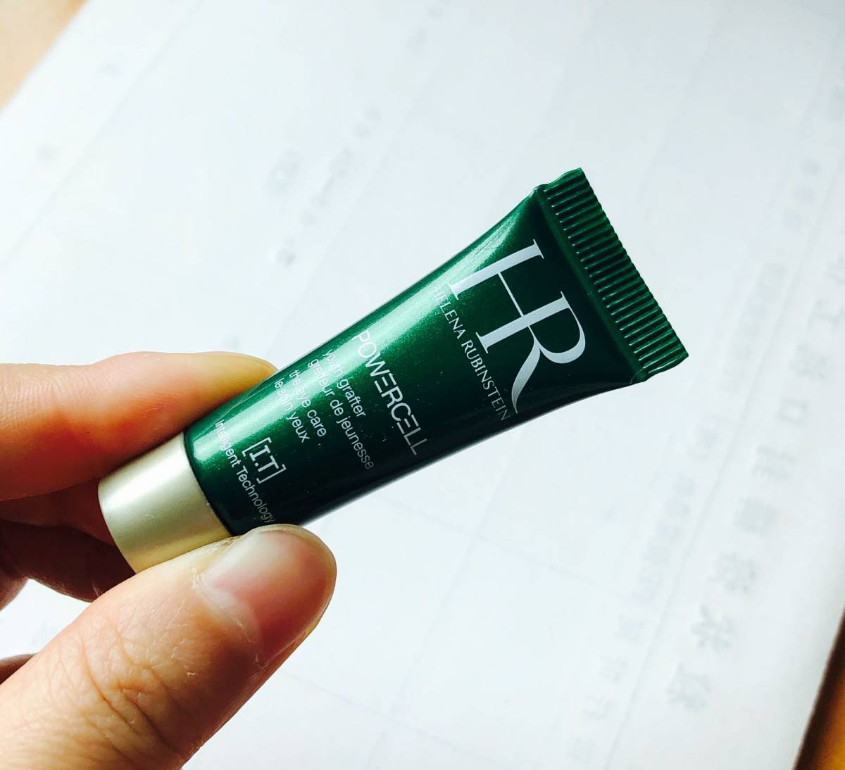 赫莲娜绿宝瓶眼部修护精华乳  质地是轻薄乳液状，很水润好吸收