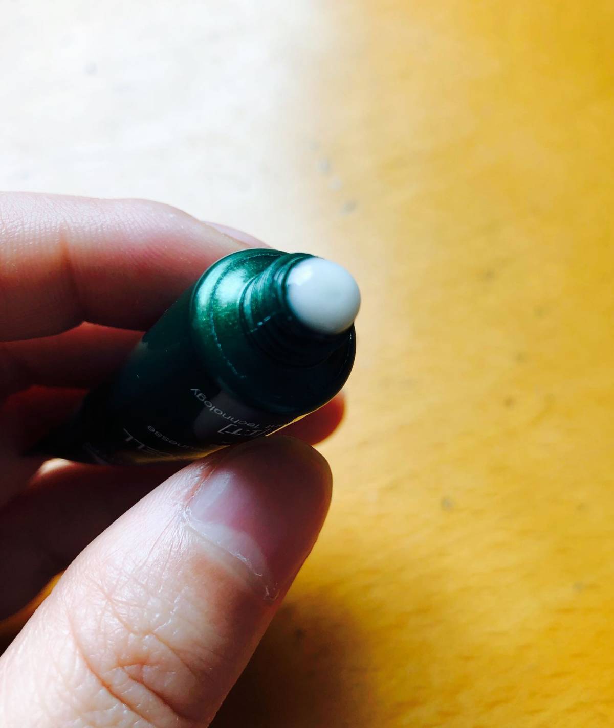 赫莲娜绿宝瓶眼部修护精华乳  质地是轻薄乳液状，很水润好吸收