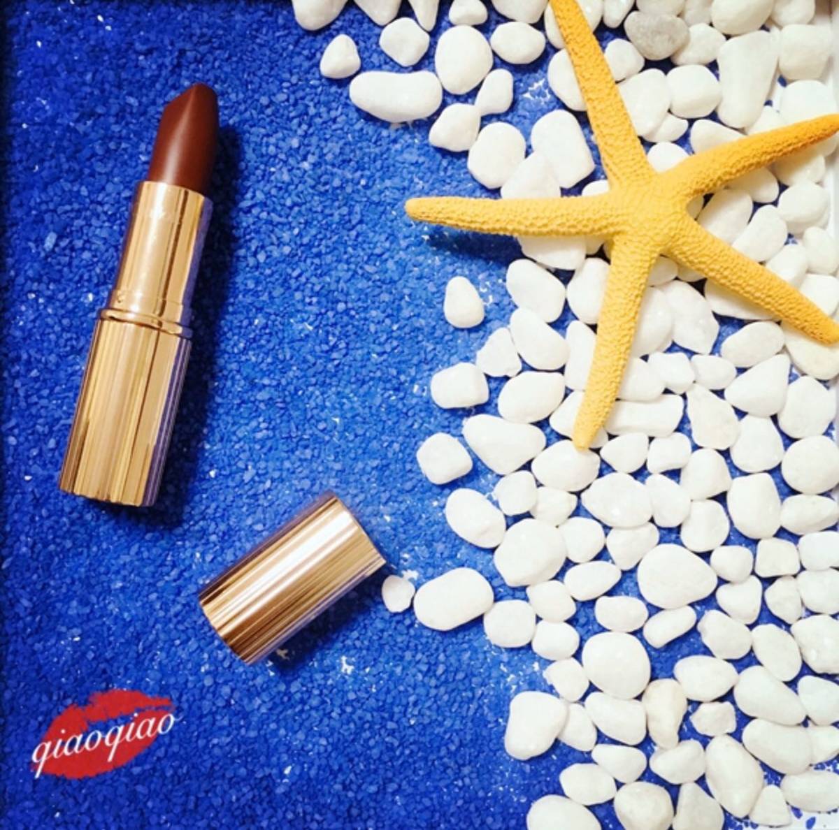 超爱的巧克力色😛 这是一支明知不适合自己却非要买的口红💄
