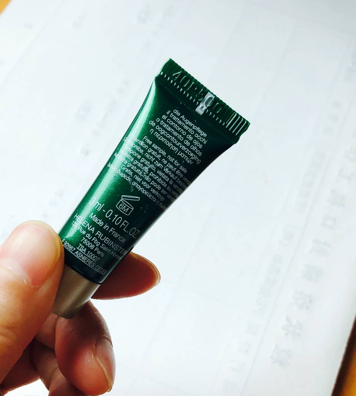 赫莲娜绿宝瓶眼部修护精华乳  质地是轻薄乳液状，很水润好吸收