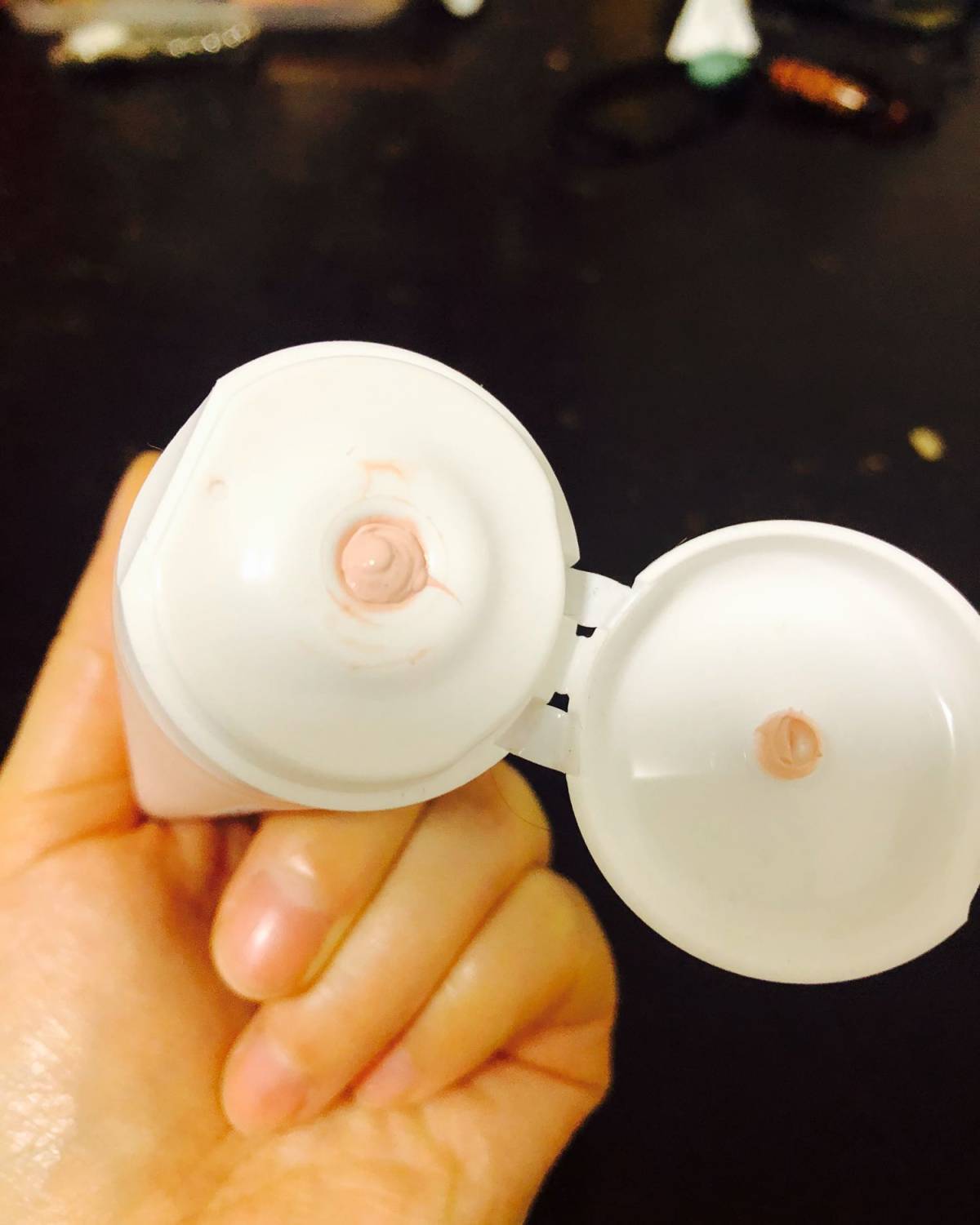 悦木之源粉娃娃 这款面膜集清洁和去角质为一体，他的成分玫瑰泥