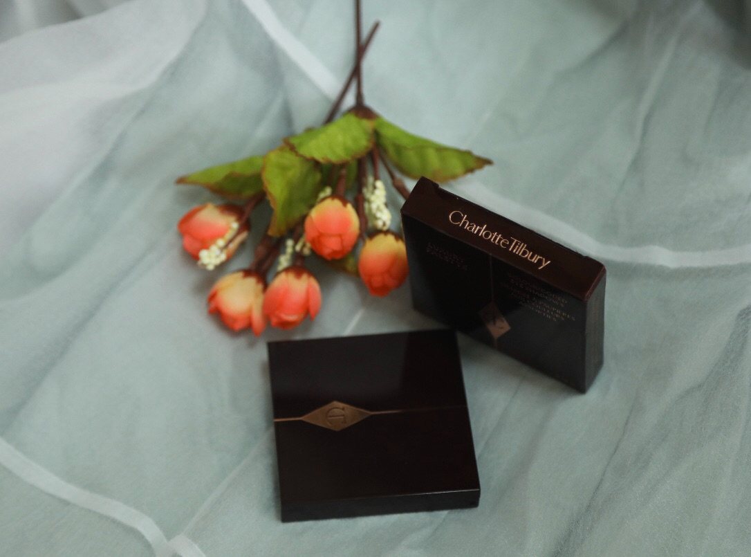 一盘冷色系眼影，也是我的第二盘Charlotte Tilbu