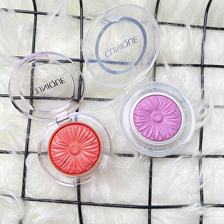 倩碧这款小雏菊腮红很小巧便携，包装都超级可爱的~ 很自然很元