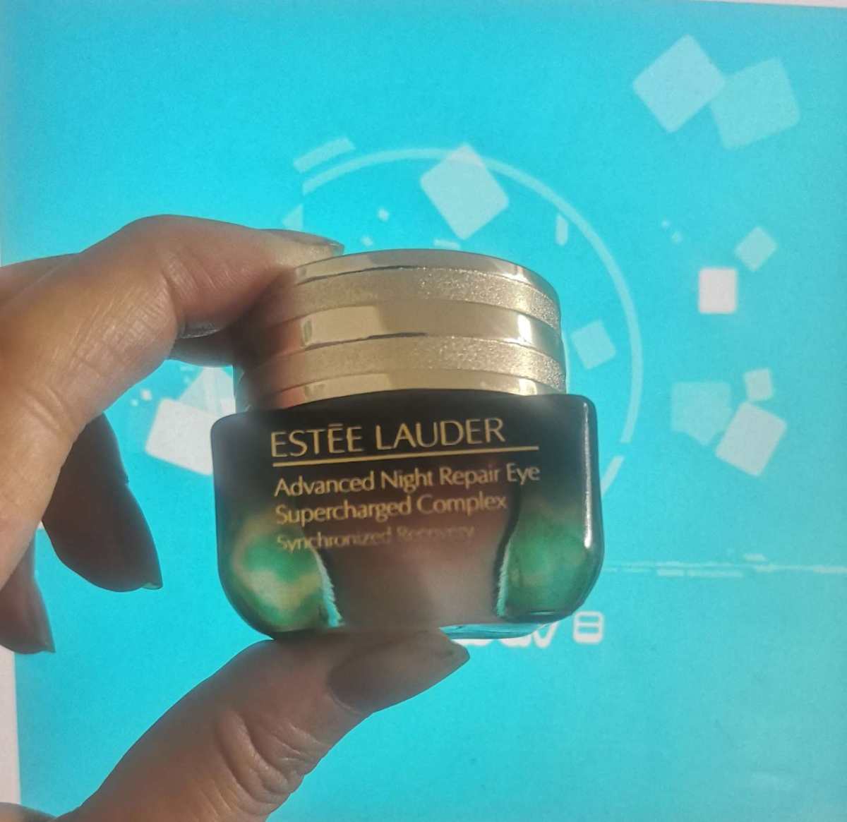 💡熬最深的夜，用最“贵”的眼霜！ 在深深的夜里，你是否抱着