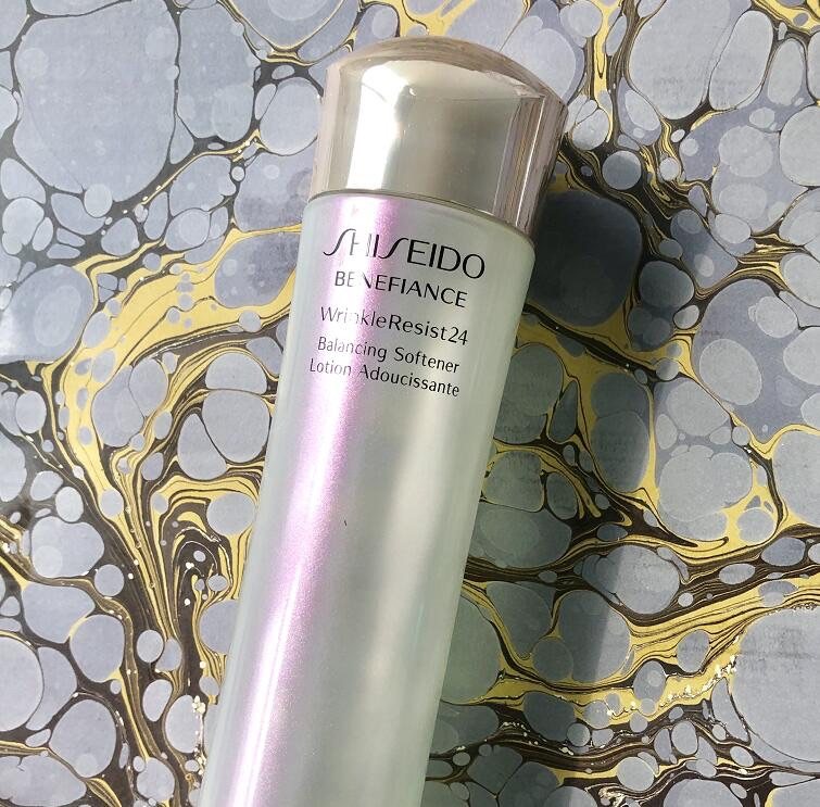 夏日渐近，气温攀升让皮肤更容易油腻冒痘，秋冬滋润型的单品就该