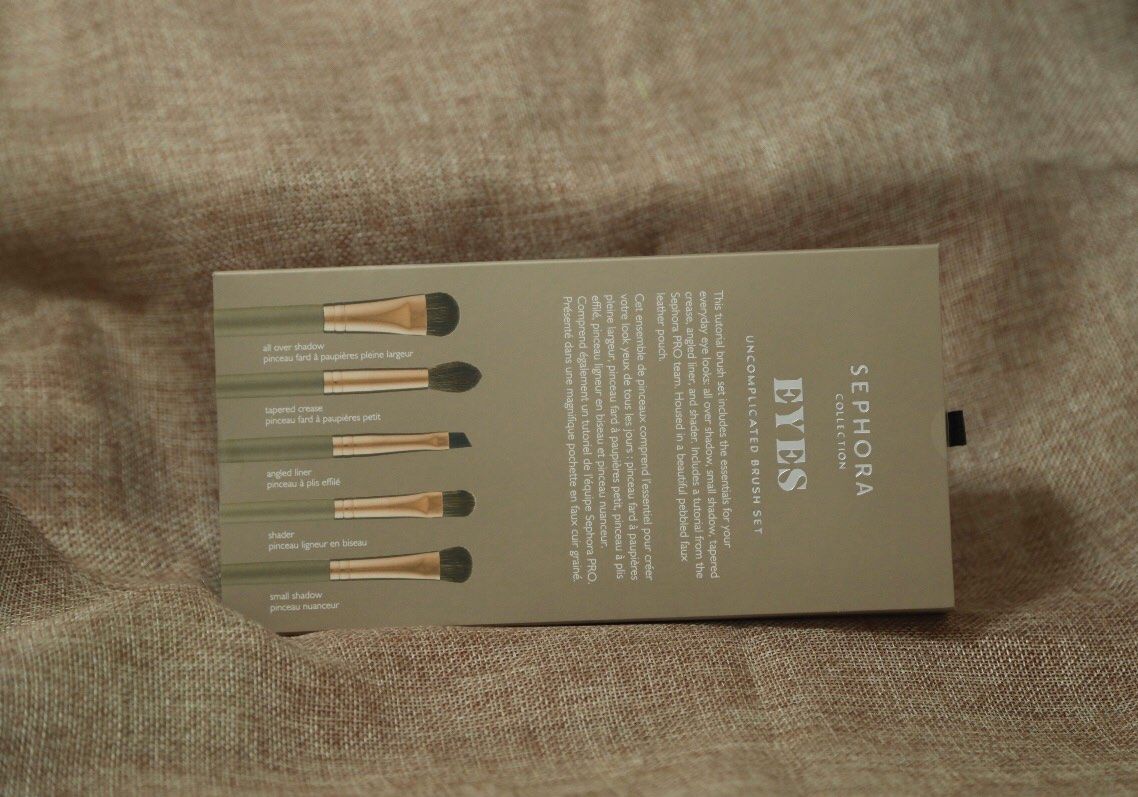 以前画眼妆从来都是用手，后来试过几次刷子就爱上了😍想画一副