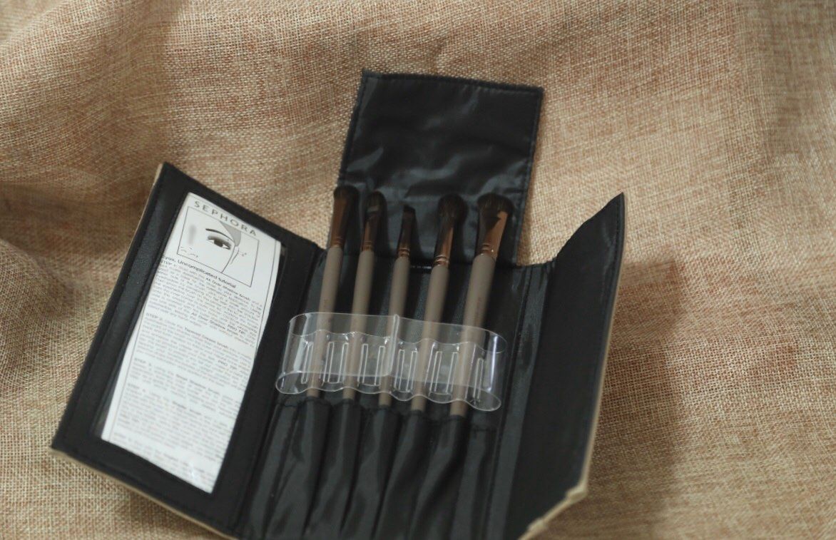 以前画眼妆从来都是用手，后来试过几次刷子就爱上了😍想画一副