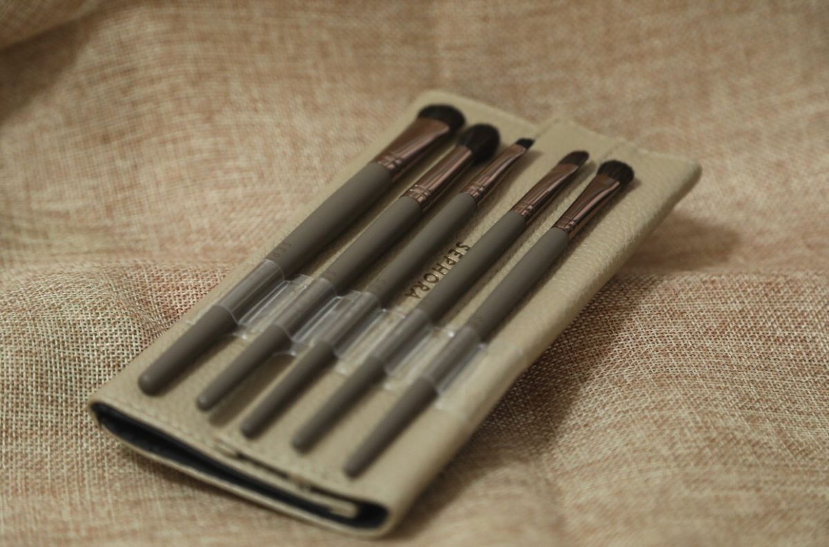 以前画眼妆从来都是用手，后来试过几次刷子就爱上了😍想画一副