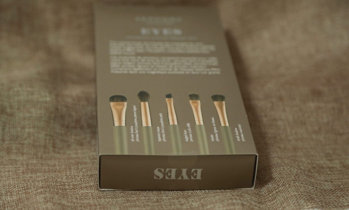 以前画眼妆从来都是用手，后来试过几次刷子就爱上了😍想画一副