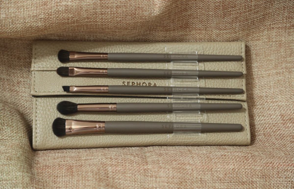 以前画眼妆从来都是用手，后来试过几次刷子就爱上了😍想画一副