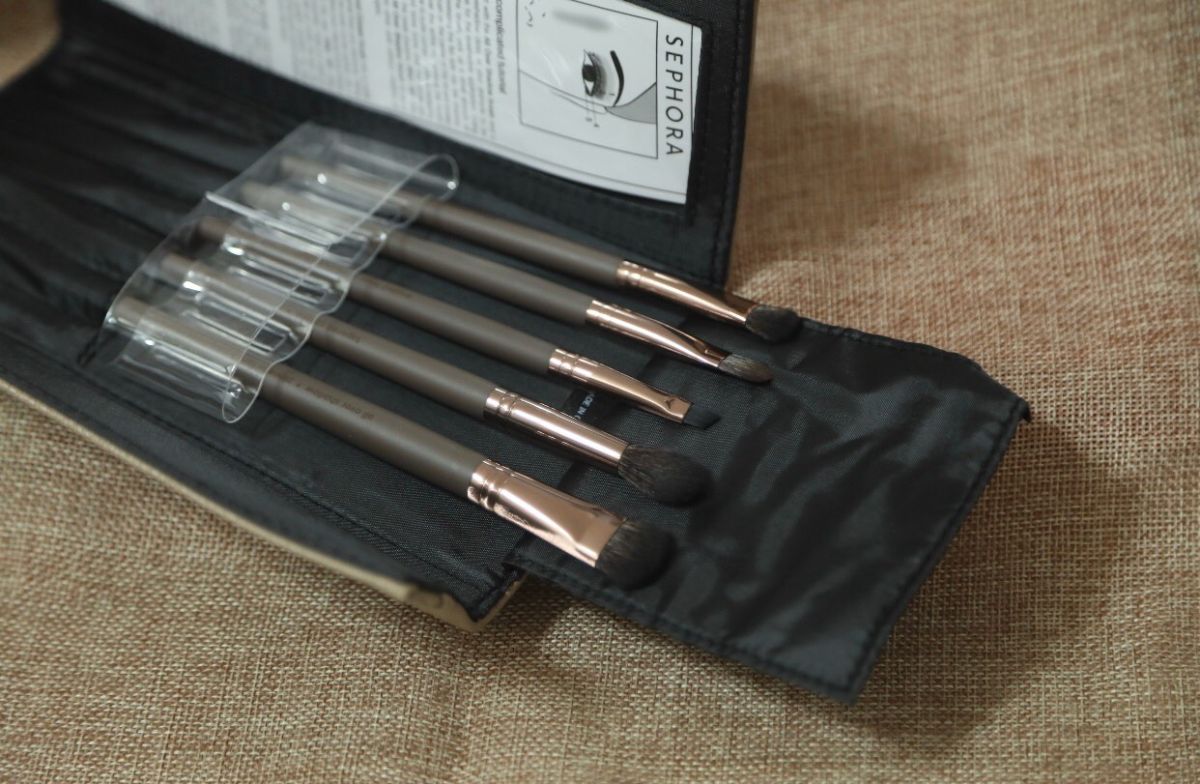 以前画眼妆从来都是用手，后来试过几次刷子就爱上了😍想画一副