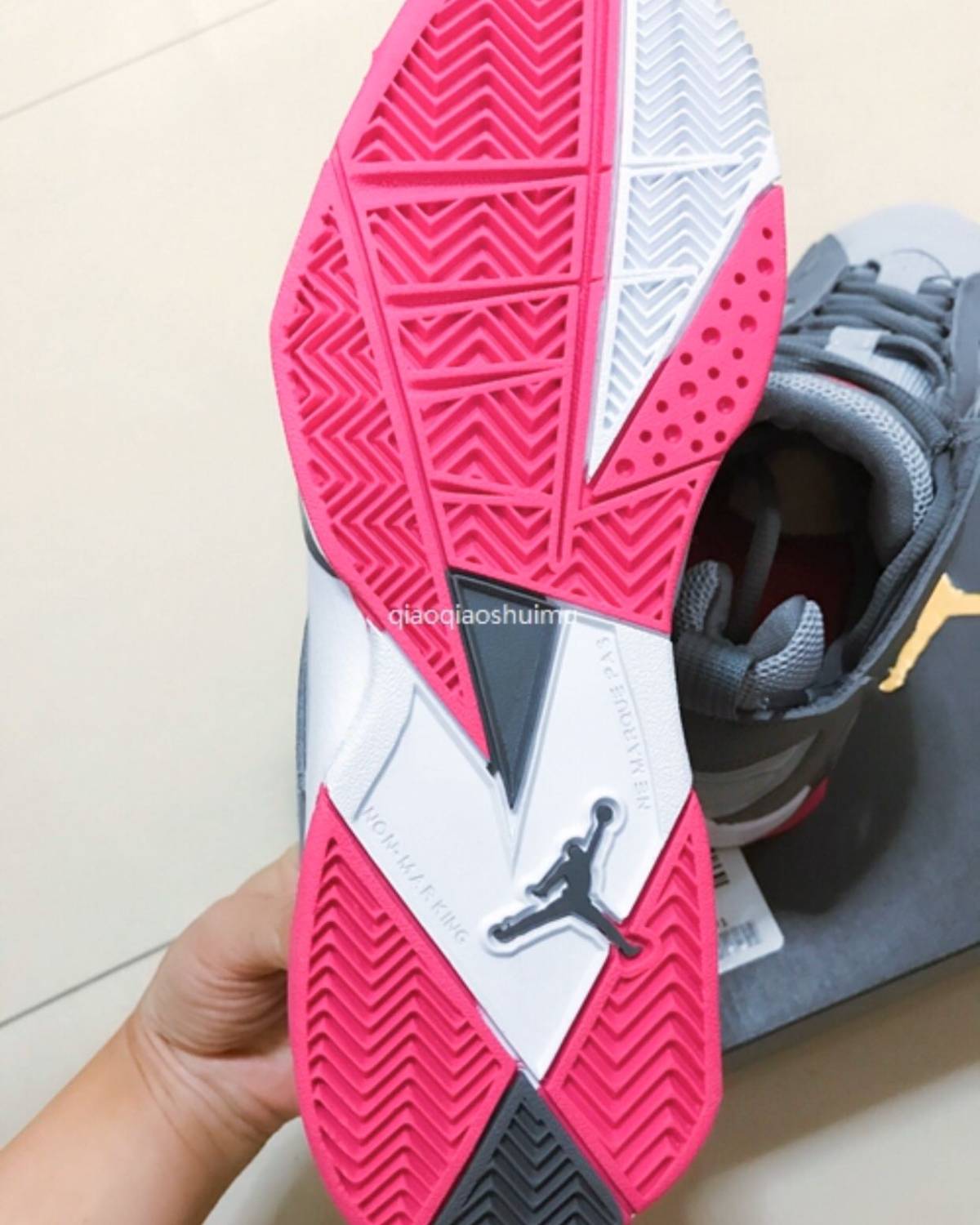 一直觉得Jordan鞋子很好看～无奈给娃买了几双，都因为穿着