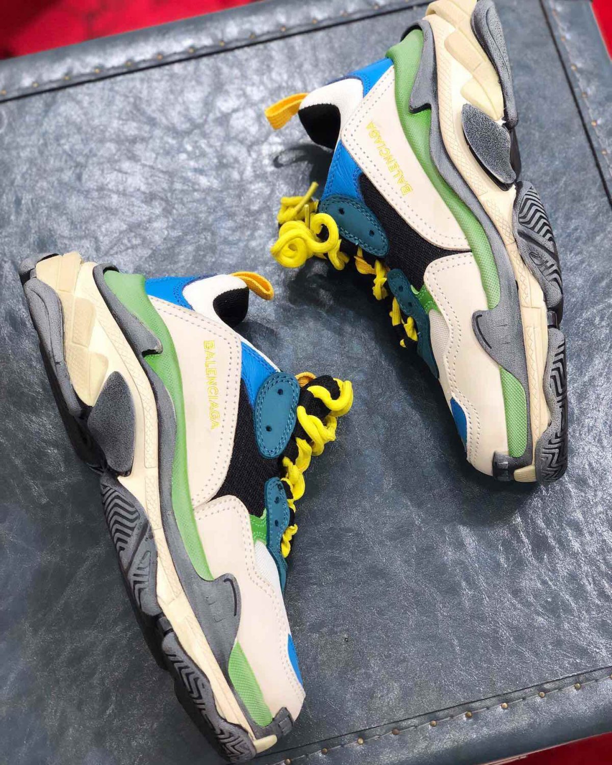 神鞋"老爹鞋",Dad Shoes层次感，鞋底加厚、足弓下陷