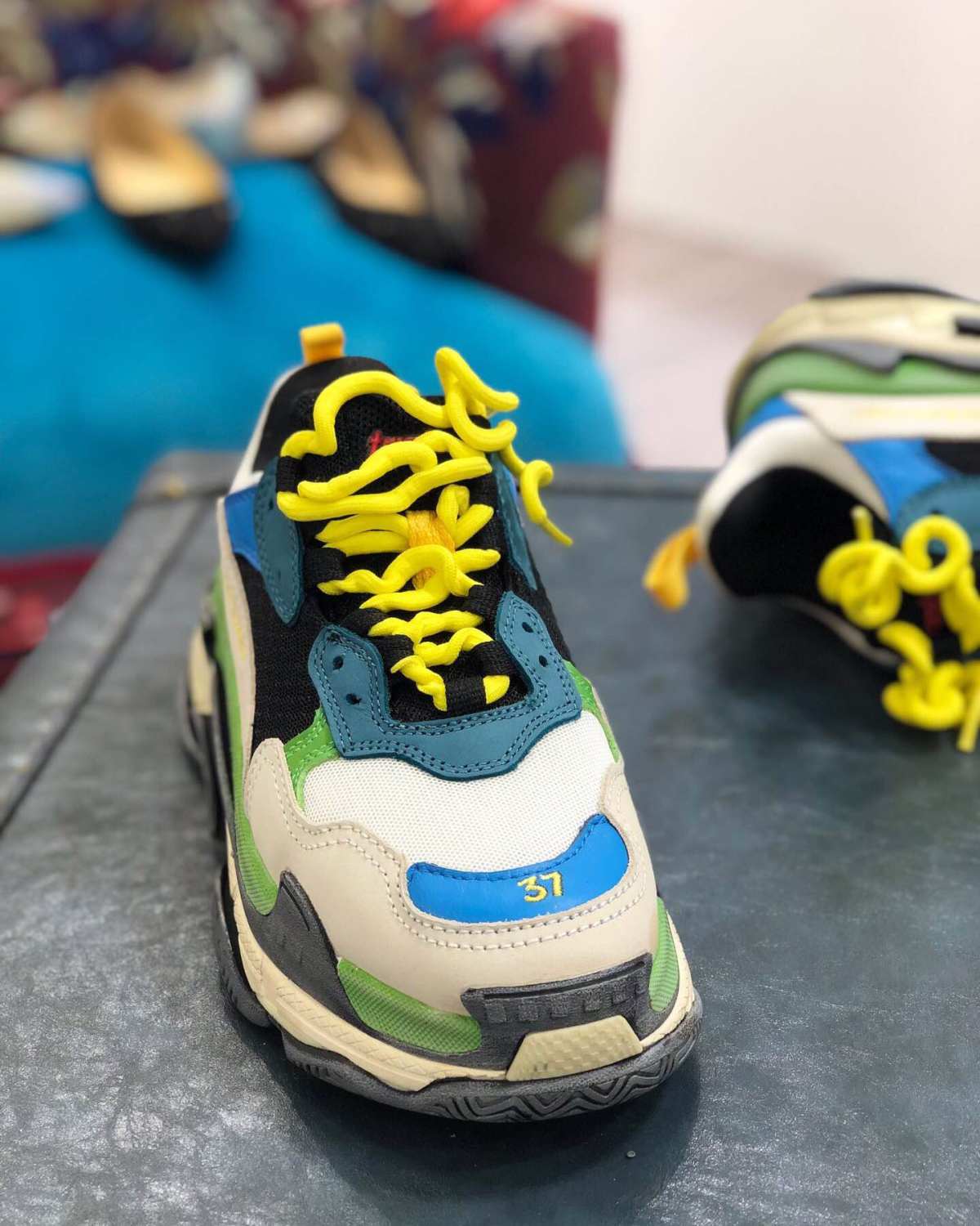 神鞋"老爹鞋",Dad Shoes层次感，鞋底加厚、足弓下陷