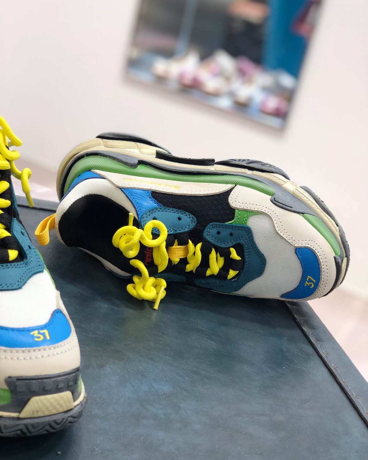 神鞋"老爹鞋",Dad Shoes层次感，鞋底加厚、足弓下陷