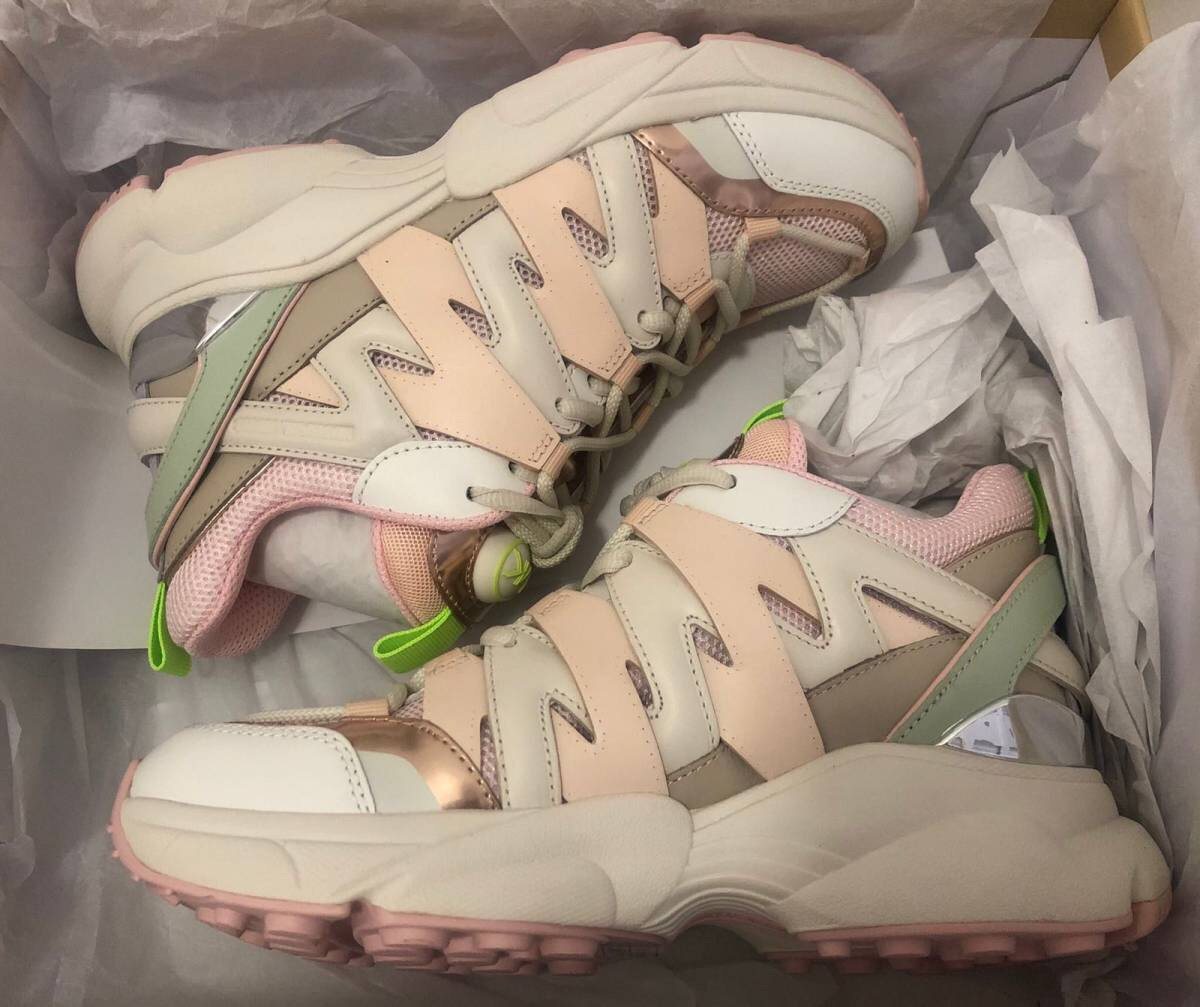 MK官网6折买的老爹鞋，hero系列粉色，颜色很正，基本无色