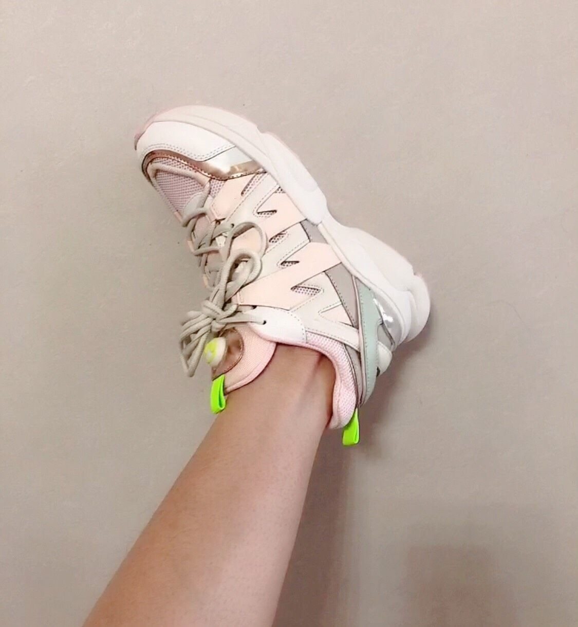 MK官网6折买的老爹鞋，hero系列粉色，颜色很正，基本无色